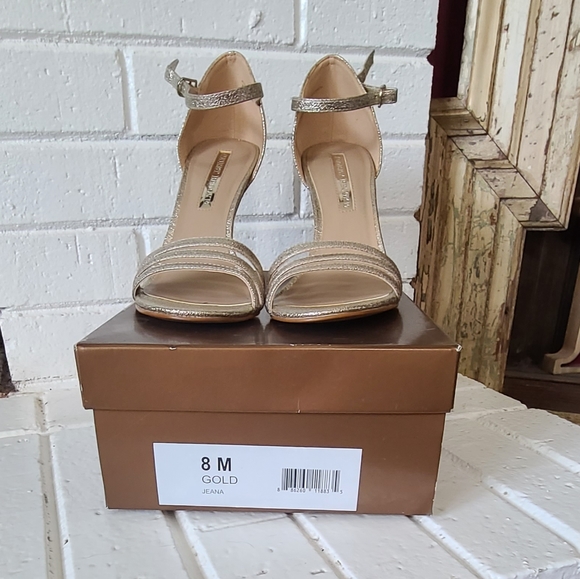 NIB Audrey Brooke Jeana Gold Heels - Picture 2 of 5